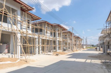 İnşaat alanındaki yeni konut inşaatı devam ediyor.