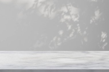 Model ürün görüntüsü için beyaz duvar zemininde ağaç gölgesi olan mermer tablo