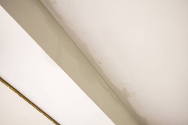 Yağmur suyu sızıntısı hasar görmüş.