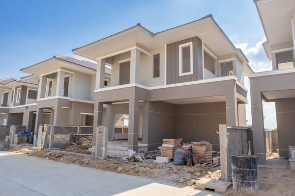 строительство нового жилого дома в процессе застройки