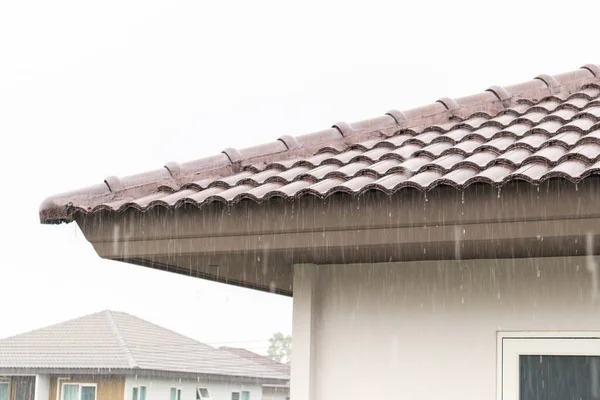 Regen Die Van Het Dak Van Het Huis Valt — Stockfoto