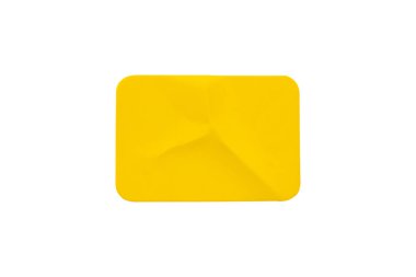 Beyaz arkaplanda izole edilmiş sarı plastik etiket