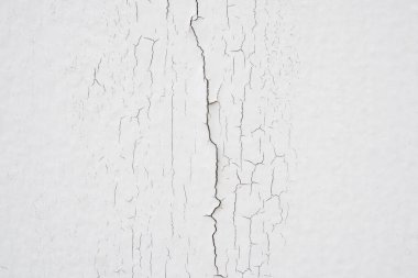 Beyaz duvar dokusu arka planında çatlamış beton