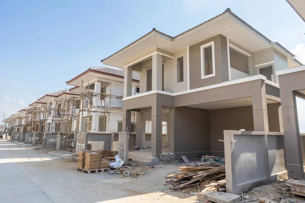 İnşaat alanındaki yeni konut inşaatı devam ediyor.