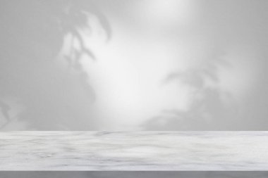 Model ürün görüntüsü için beyaz duvar zemininde ağaç gölgesi olan mermer tablo