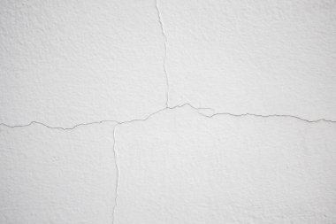 Beyaz duvar dokusu arka planında çatlamış beton