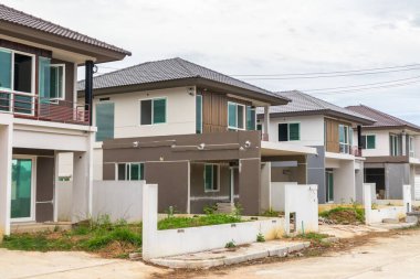 İnşaat alanındaki yeni ev inşaatı devam ediyor