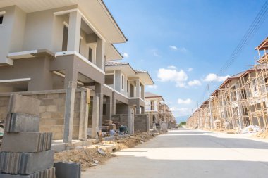 İnşaat alanındaki yeni konut inşaatı devam ediyor.