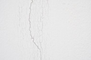 Beyaz duvar dokusu arka planında çatlamış beton