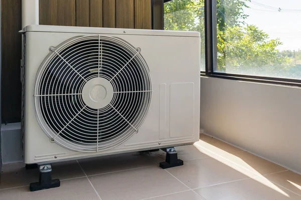 Klimaanlage Außengerät Kompressor Installieren Außerhalb Des Hauses — Stockfoto