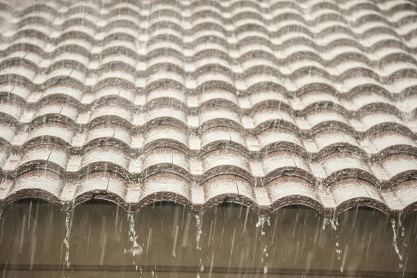 Rain Falling House Roof — Stock Photo, Image