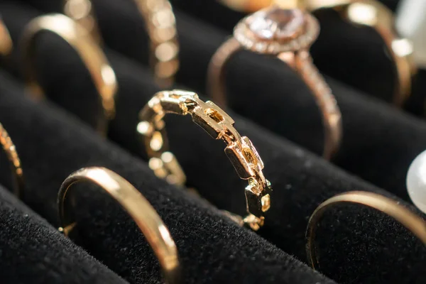 Anéis Diamantes Jóias Ouro Mostram Vitrine Exibição Varejo Luxo — Fotografia de Stock