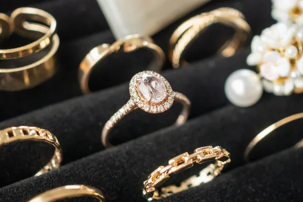 Zlaté Šperky Diamantové Kroužky Show Luxusním Maloobchodě Displej Vitrína — Stock fotografie