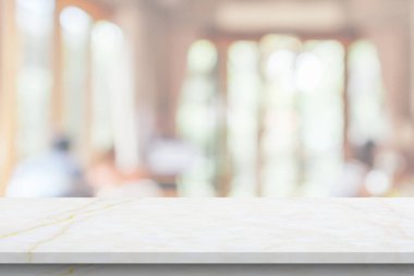 Bulanık mutfak kafesi arka planında mermer masa.