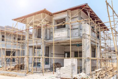 İnşaat alanındaki yeni konut inşaatı devam ediyor.