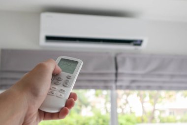 Klimaya bağlı uzaktan kumandalı bir el.