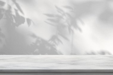 Model ürün görüntüsü için beyaz duvar zemininde ağaç gölgesi olan mermer tablo