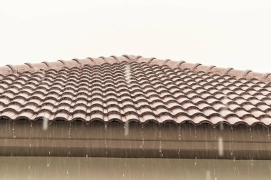 Evin çatısından yağmur yağıyor.