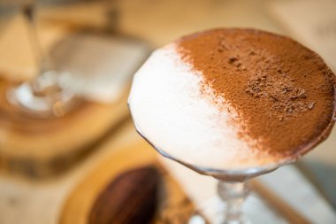 Kafedeki masada sıcak çikolata içecekleri.