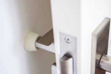 Duvara monte edilmiş kapı kolu ve modern kapı kolu.