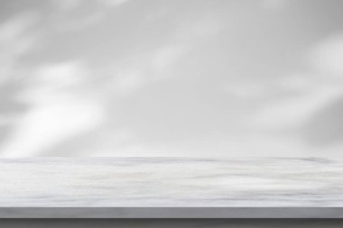 Model ürün görüntüsü için beyaz duvar zemininde ağaç gölgesi olan mermer tablo