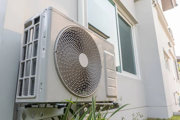 Air Condition Εξωτερική Μονάδα Συμπιεστή Εγκατάσταση Έξω Από Σπίτι — Φωτογραφία Αρχείου