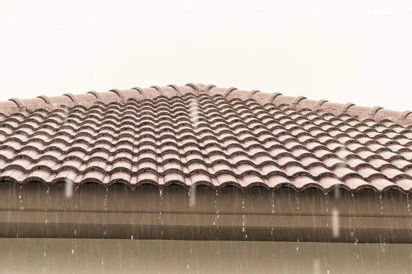 Evin Çatısından Yağmur Yağıyor — Stok fotoğraf