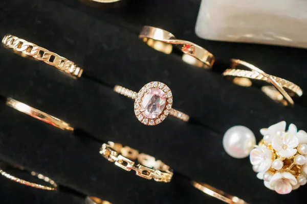 Goldschmuck Diamantringe Schaufenster Von Luxusgeschäften — Stockfoto