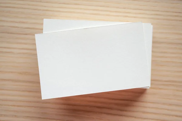 Biała Wizytówka Tle Drewnianego Stołu — Zdjęcie stockowe