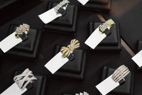 Altın Mücevher Yüzükleri Lüks Mağazalarda Sergileniyor — Stok fotoğraf