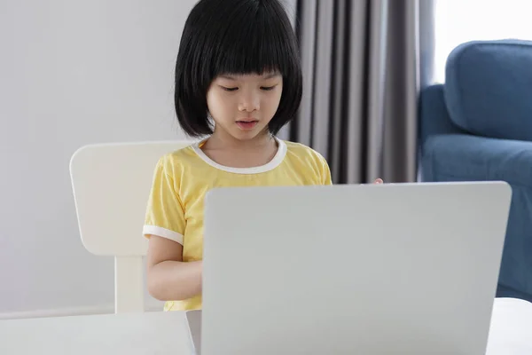 Mały Azji Dziewczyna Student Badania Online Pomocą Laptopa Domu — Zdjęcie stockowe
