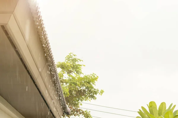 Regen Fällt Vom Hausdach — Stockfoto