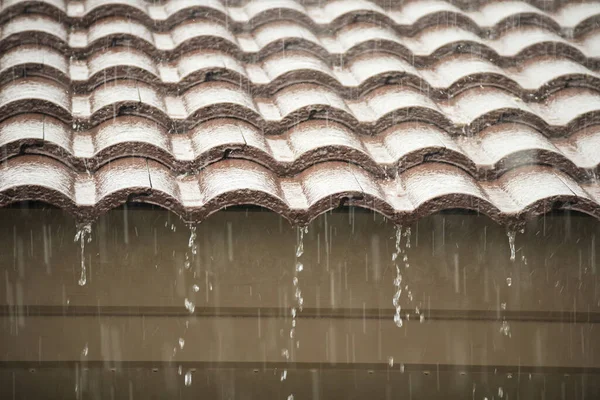 Evin çatısından yağmur yağıyor.