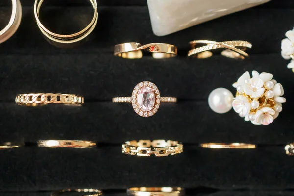 Altın mücevher yüzükleri lüks mağazalarda sergileniyor.