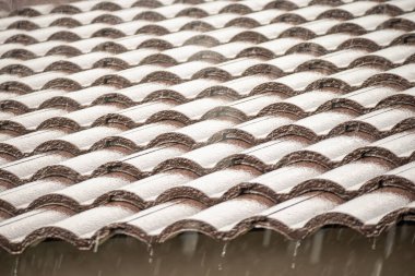 Evin çatısından yağmur yağıyor.