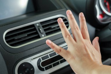 Arabanın içindeki havalandırma sistemini elle kontrol ediyorum.