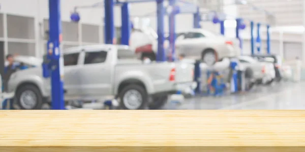 Leere Holz Tischplatte Mit Auto Service Center Autowerkstatt Verschwommenen Hintergrund — Stockfoto