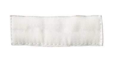 Beyaz arkaplanda izole edilmiş beyaz boş kıyafet etiketi