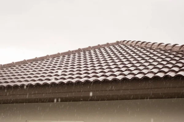 Rain Falling House Roof — Stock Photo, Image