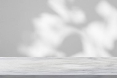 Model ürün görüntüsü için beyaz duvar zemininde ağaç gölgesi olan mermer tablo