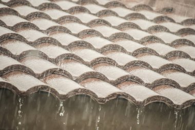 Evin çatısından yağmur yağıyor.