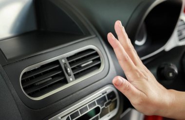 Arabanın içindeki havalandırma sistemini elle kontrol ediyorum.