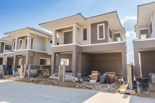 строительство нового жилого дома в процессе застройки