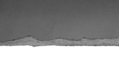 Siyah yırtılmış kağıt kenarları beyaz arkaplanda izole edilmiş.