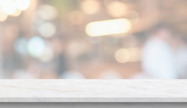 Bulanık mutfak kafesi arka planında mermer masa.