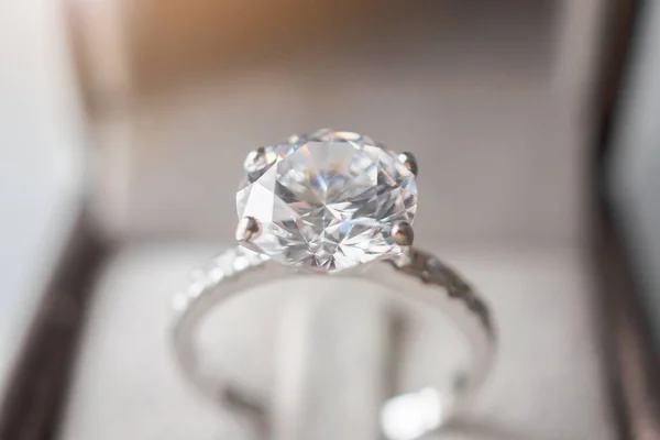 Diamanten Ring Sieraden Geschenkdoos Close Achtergrond — Stockfoto
