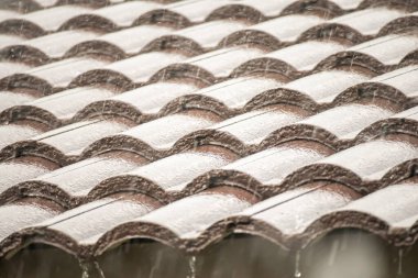 Evin çatısından yağmur yağıyor.