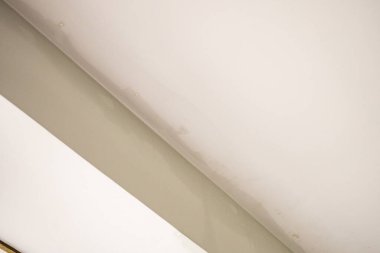 Yağmur suyu sızıntısı hasar görmüş.