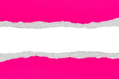 Pembe yırtık kağıt kenarları beyaz arkaplanda izole edilmiş.