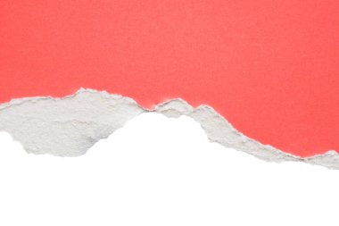 Pembe yırtık kağıt kenarları beyaz arkaplanda izole edilmiş.